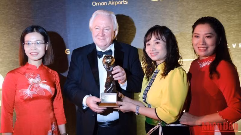 The representative of Son La Province received the World Travel Awards