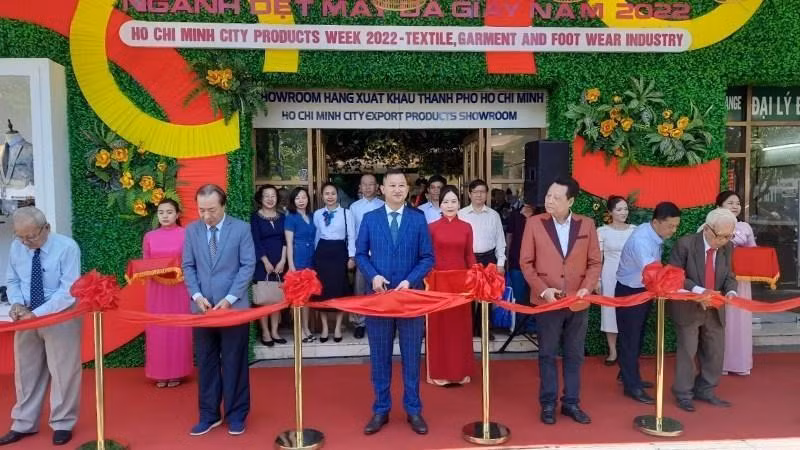 The delegation cut the ribbon to open the "Exhibition Week of Textile and Footwear Products 2022".