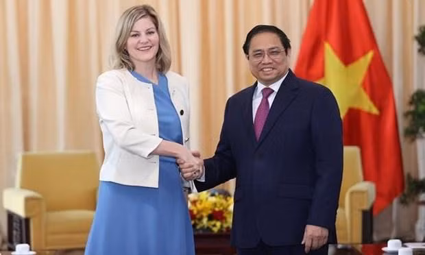 PM Pham Minh Chinh (right) welcomes Dutch Minister for Foreign Trade and Development Cooperation Liesje Schreinemacher in HCM City on November 28. (Photo: VNA)