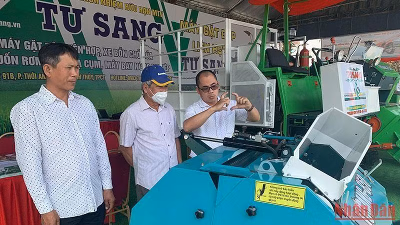 The fair attracts many visitors 