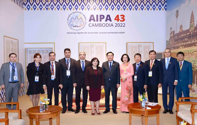 NA Chairman Vuong Dinh Hue and Speaker of the Azerbaijani National Assembly Sahiba Gafarova (sixth from left) posing for a photo (Photo: quochoi.vn)