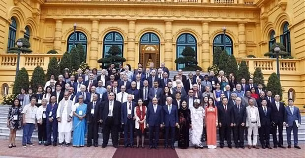 President Nguyen Xuan Phuc and delegates to the 22nd WPC Assembly pose for a photo in Hanoi on November 24. (Photo: VNA)