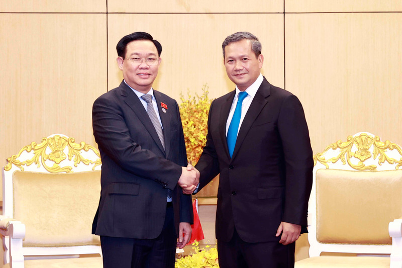 National Assembly Chairman Vuong Dinh Hue (L) and Lt. Gen. Hun Manet, Deputy Commander-in-Chief of the Royal Cambodian Armed Forces (RCAF) and Commander of the Royal Cambodian Army. (Photo: quochoi.vn)
