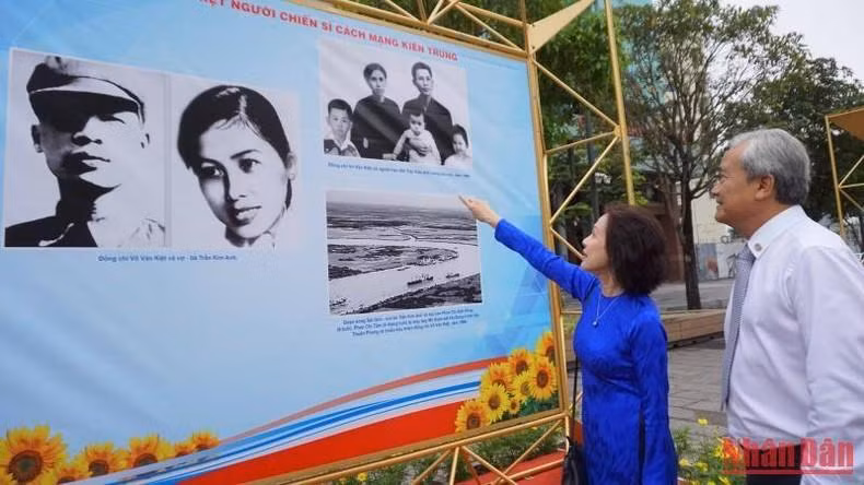 Phan Hieu Dan (blue shirt), daughter of the late Prime Minister Vo Van Kiet, also attended the exhibition.