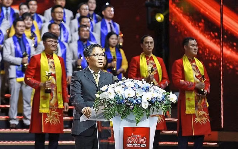 Politburo member Tran Tuan Anh speaks at the ceremony.