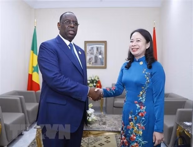 Vice President Vo Thi Anh Xuan (R) and Senegalese President Macky Sall (Photo: VNA)