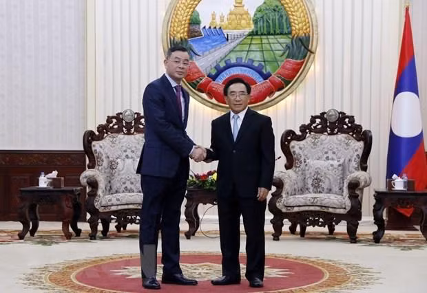 State Auditor General Ngo Van Tuan (L) and Lao Prime Minister Phankham Viphavanh (Photo: VNA)