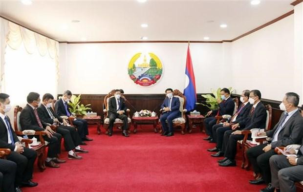 Lao Deputy Prime Minister and Foreign Minister Saleumsay Kommasith (R) receives Vietnamese Ambassador to Laos Nguyen Ba Hung. (Photo: VNA)