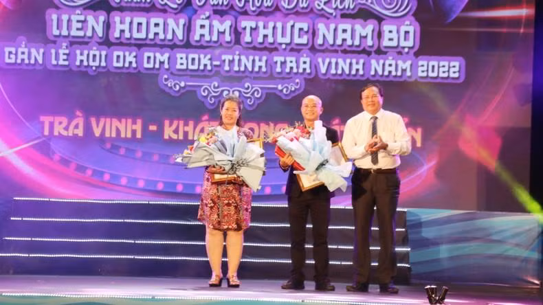 Representatives of organisations and individuals who have made many contributions to the Social Security Fund of Tra Vinh Province received the certificate of merit from the Provincial People's Committee.