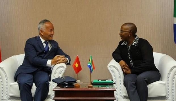 Vietnamese Deputy Minister of Industry and Trade Tran Quoc Khanh (L) and South African Deputy Minister of Trade, Industry and Competition Nomalungelo Gina (Photo: VNA) 