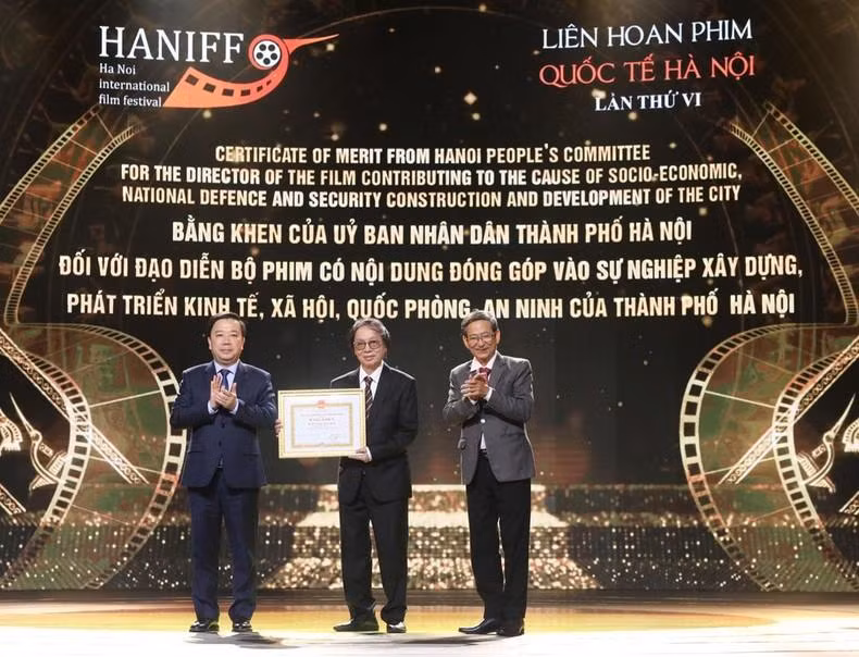 The Vietnamese movie, Hoa Nhai (Jasmine flower) is offered a certificate of merit from the Hanoi People's Committee.