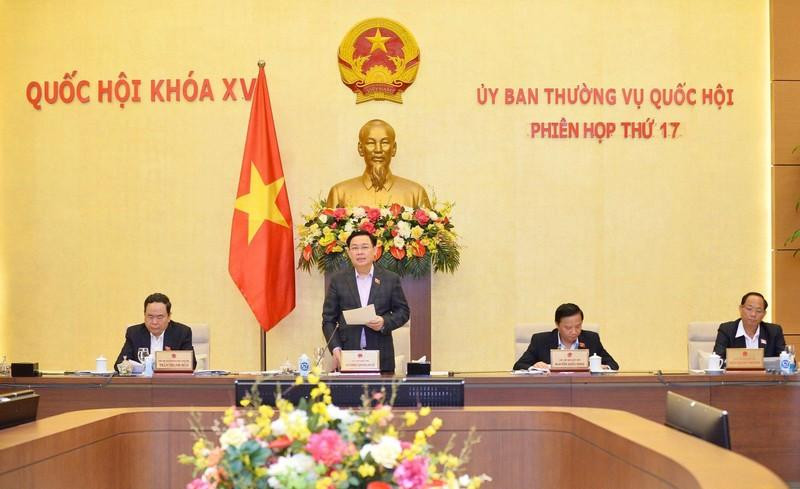 NA Chairman Vuong Dinh Hue speaks at the session.