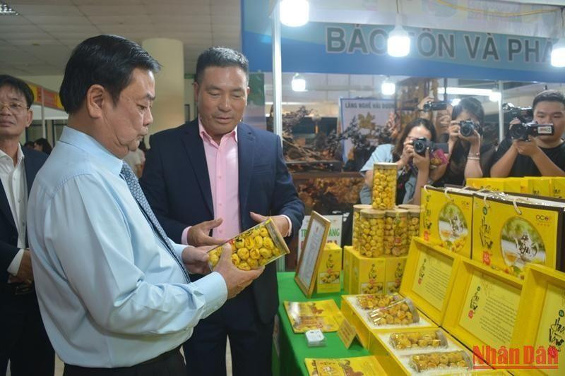 The Minister of Agriculture and Rural Development visits the OCOP booths at the fair.