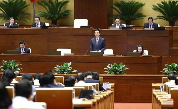 Minister of Information and Communications Nguyen Manh Hung responds to legislators' questions on November 4. (Photo: VNA)