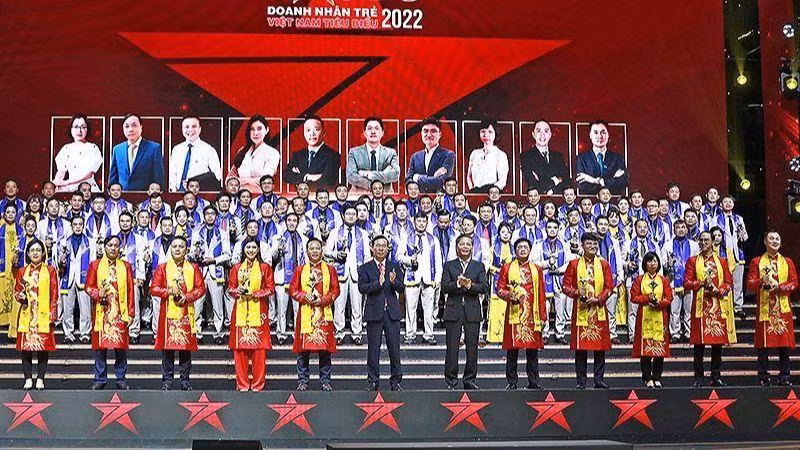Politburo members Vo Van Thuong and Tran Tuan Anh (6th and 7th from left, front row) awarded the 2022 Red Star Award to 10 excellent young entrepreneurs.