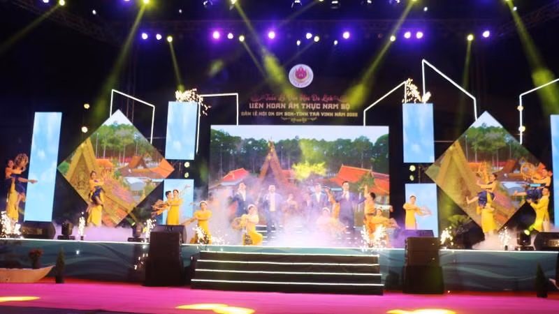 An art performance to celebrate the Southern Cuisine Festival, Cultural and Tourism Week and Ok Om Bok Festival in Tra Vinh Province.