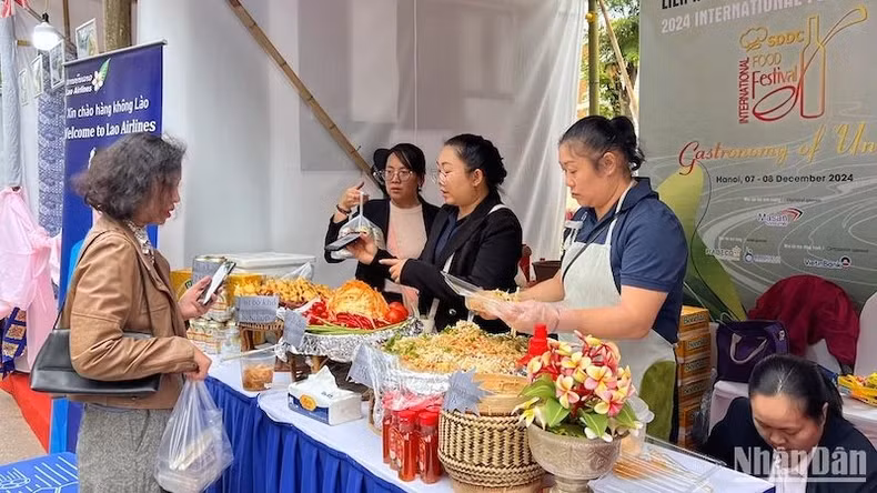 Lao sticky rice, fried vermicelli with eggs, and Lao sausage are not only delicious but also very eye-catching.