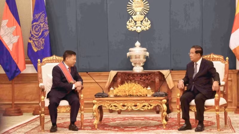 Techo Hun Sen, President of the Cambodian People's Party (CPP) and President of the Senate Samdech, received Ambassador of Vietnam Nguyen Huy Tang to bid him farewell (Photo: Huy Vu)
