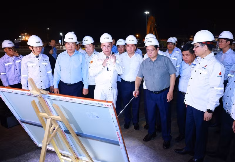 PM Pham Minh Chinh (second from right) visits the PTSC energy industry and port logistics service center. (Photo: VNA)