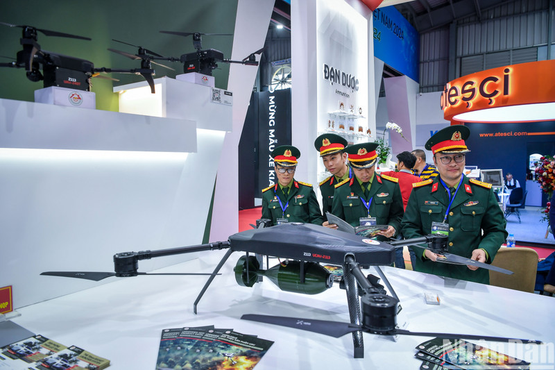 Visitors excited by equipment at Vietnam International Defence Expo 2024