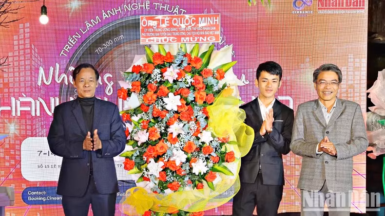 Authorised by Le Quoc Minh, Member of the Party Central Committee (PCC), Editor-in-Chief of Nhan Dan (People) Newspaper, Deputy Head of the PCC Commission for Communication and Education, and Chairman of the Vietnam Journalists’ Association, Uong Thai Bieu, Head of Department in charge of Nhan Dan Newspaper in the Central Highlands region, presented a flower basket to congratulate the organiser and media sponsor of the exhibition. Authorised by Le Quoc Minh, Member of the Party Central Committee (PCC), Editor-in-Chief of Nhan Dan (People) Newspaper, Deputy Head of the PCC Commission for Communication and Education, and Chairman of the Vietnam Journalists’ Association, Uong Thai Bieu, Head of Department in charge of Nhan Dan Newspaper in the Central Highlands region, presented a flower basket to congratulate the organiser and media sponsor of the exhibition.