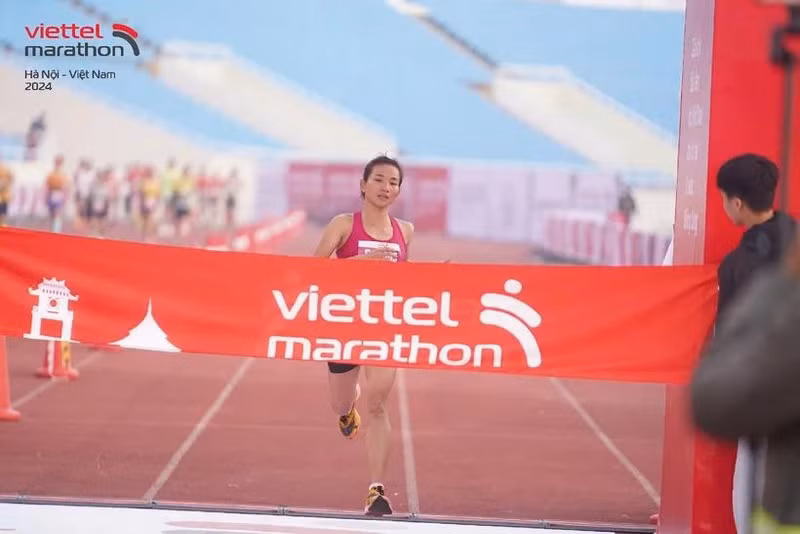 Nguyen Thi Oanh sets a new national record at the Viettel Marathon Series 2024's Vietnam leg on December 1. (Photo courtesy of the organisers)