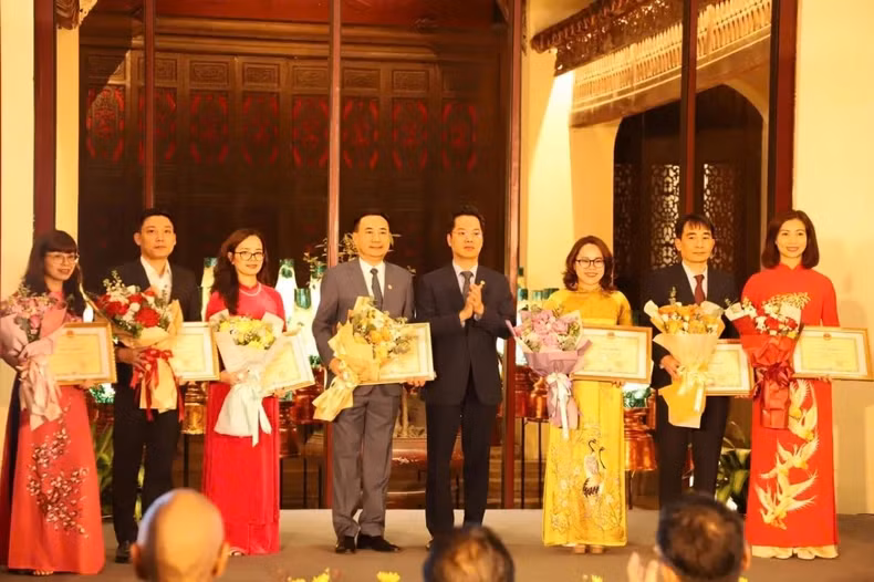 Hoan Kiem District Party Secretary Vu Dang Dinh presents awards to collectives and individuals who have contributed to preserving and promoting the value of Hanoi's Old Quarter.