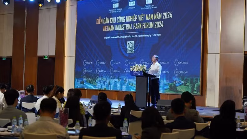 Delegates speak at the Forum.