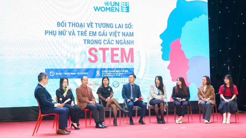  Guests exchange and share at the Dialogue.