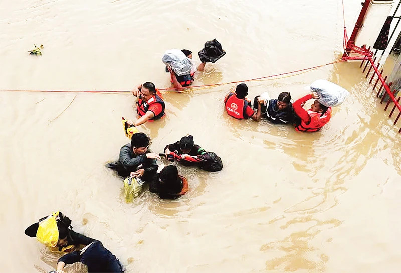 Helping people evacuate flooded areas in the Philippines. (Photo: REUTERS)