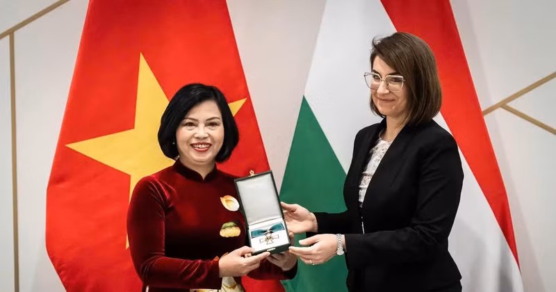 Hungarian State Secretary for Bilateral Relations at the ministry Illés Boglárka (R) presents Hungarian Officer’s Cross of Merit to Vietnamese Ambassador Nguyen Thi Bich Thao (Photo: VNA)