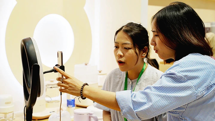 E-commerce is a sales channel with a high growth rate recently. (Photo: NAM HAI)