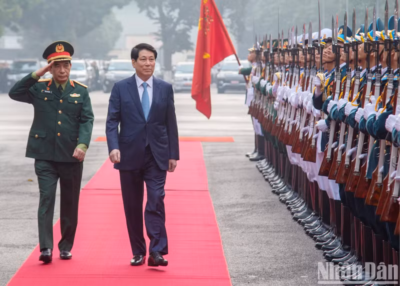 President Luong Cuong inspects the Guard of Honour of the Vietnam People's Army at the conference.