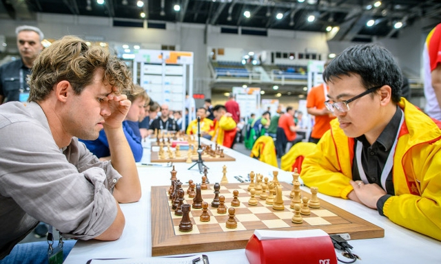 Vietnamese Grandmaster Le Quang Liem (right) competes in a recent world event. (Photo toquoc.vn)