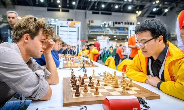 Vietnamese Grandmaster Le Quang Liem (right) competes in a recent world event. (Photo toquoc.vn)