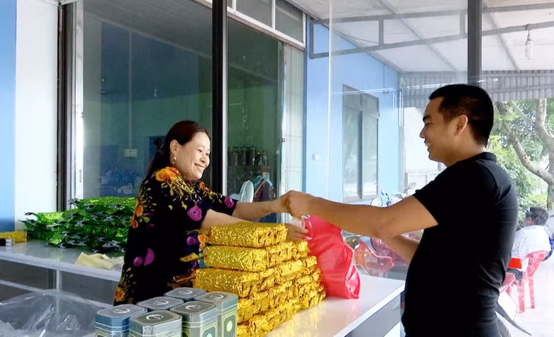 Hai Ha's tea products have packaging, labels, and barcodes for traceability.