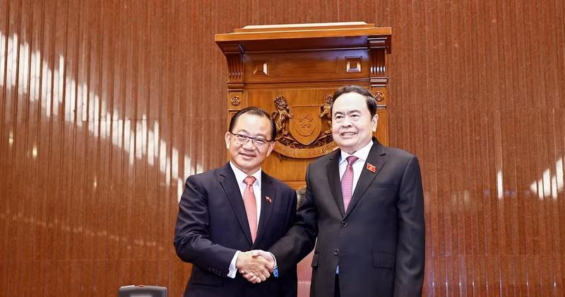 Vietnamese National Assembly Chairman Tran Thanh Man (R) and Speaker of the Parliament of Singapore Seah Kian Peng. (Photo: VNA)