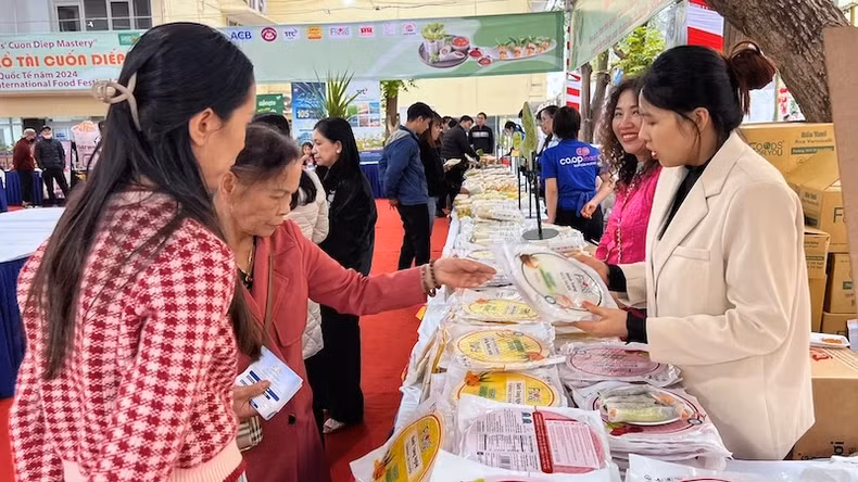 Vietnamese booths attract many visitors to learn and shop, with a variety of products from the Northern mountainous regions to the Central Coast and the Southwest.