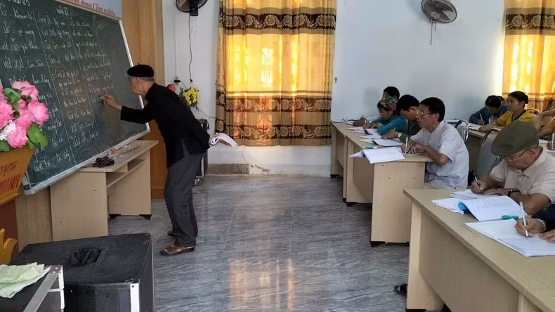 Artisan Lo Van Soi teaches Thai writing to students. Artisan Lo Van Soi teaches Thai writing to students.