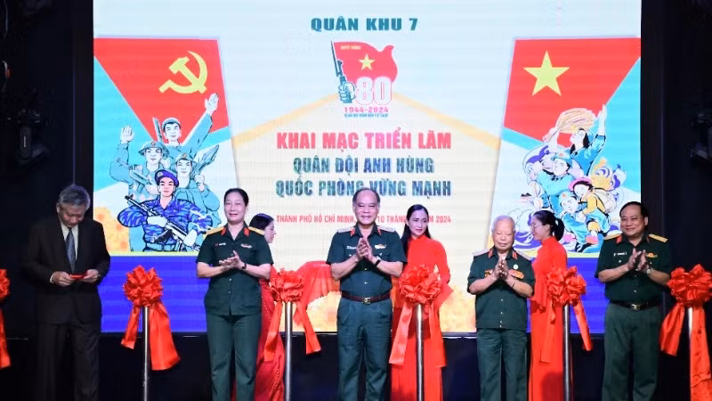  “Heroic Army — Strong National Defence” exhibition opens