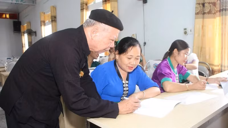 The Artisan Lo Van Soi opens classes to teach Thai script 