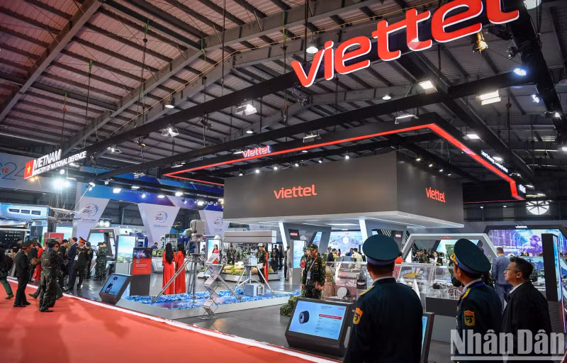 The Vietnam International Defence Exhibition 2024 was officially opened on December 19. The exhibition spans a total area of over 100,000m2, with an indoor display area of 15,000m2 (double that of the 2022 exhibition) and an outdoor area of over 20,000m2. The Vietnam International Defence Exhibition 2024 was officially opened on December 19. The exhibition spans a total area of over 100,000m2, with an indoor display area of 15,000m2 (double that of the 2022 exhibition) and an outdoor area of over 20,000m2.