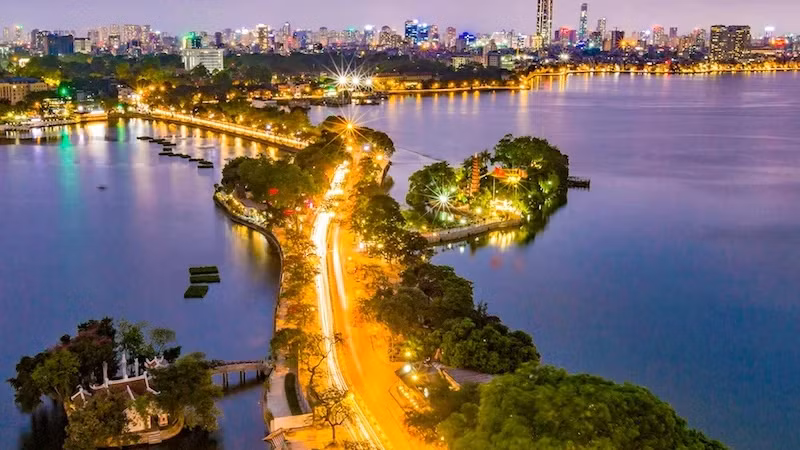 West Lake will be bright, sparkling, and brilliant on the night of January 18, 2025, when the Light Concert - Welcome New Year 2025 takes place. Photo: Duy Linh