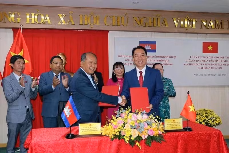 At the MoU signing ceremony between Vinh Long and Banteay Meancheay on January 16 (Photo: VNA)