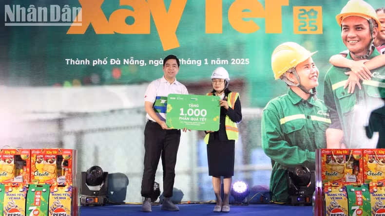 Pharmacity presents 1,000 Tet gifts to workers and labourers.