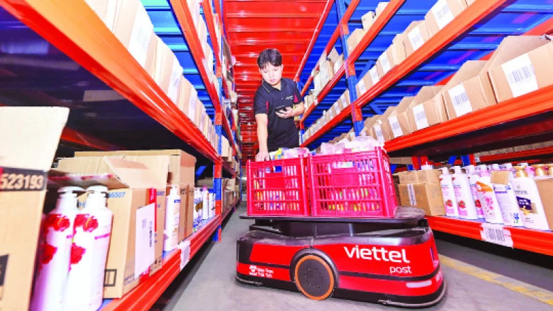 Using robots at the warehouse of Viettel Post Joint Stock Corporation (Viettel Post). (Photo: DANG ANH) 