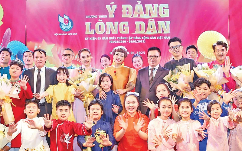 Le Quoc Minh and delegates and artists attending the programme “Party's Will, People's Heart”. (Photo: SON HAI)