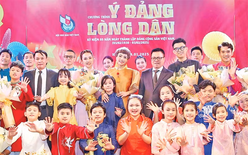 Le Quoc Minh and delegates and artists attending the programme “Party's Will, People's Heart”. (Photo: SON HAI)