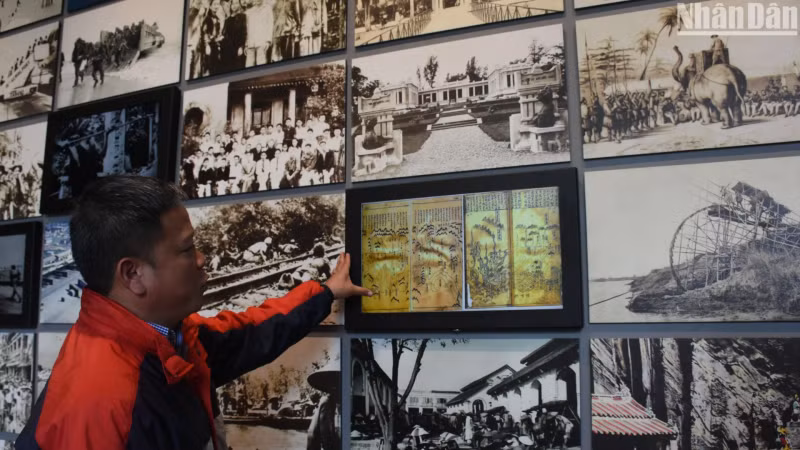 Hundreds of historical images of Da Nang City will be automatically converted, following the tour route of people and tourists. (Photo: ANH DAO)