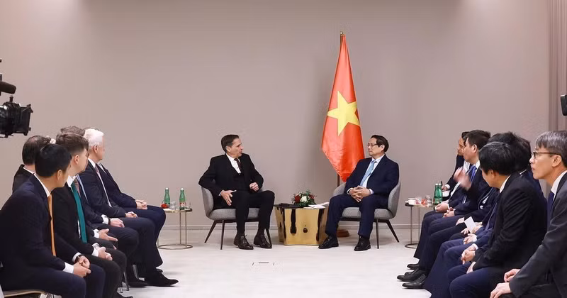 In the meeting between PM Pham Minh Chinh and Klaus Zellmer, Chairman of the Board of Management of Skoda Auto. (Photo: VNA)